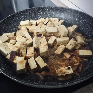 Bratpfanne in der Tofu und Zwiebel anbraten