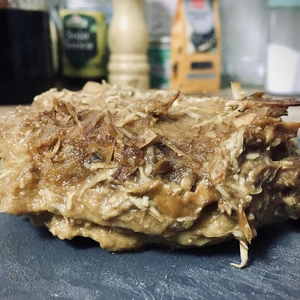 Seitanbraten mit der Haut vom Räuchertofu auf einem Kunststoffbrettchen
