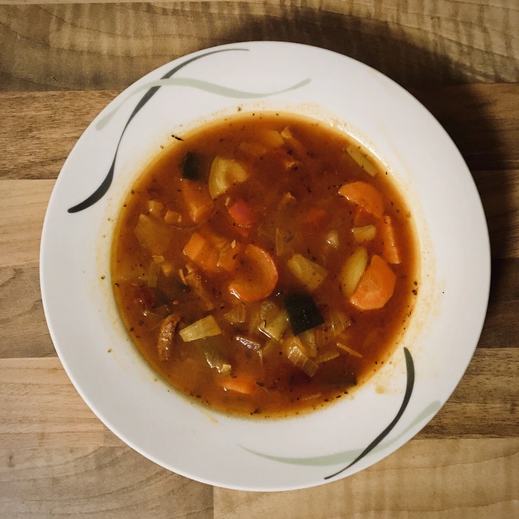 Suppenteller von oben Fotografiert mit einer Bohnensuppe als Inhalt