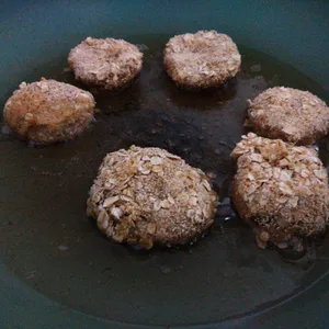 Nuggets die in Öl auf einer Pfanne angebraten werden