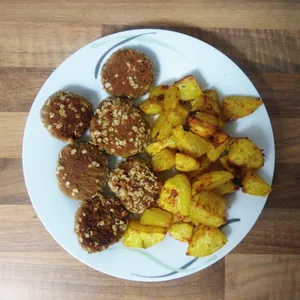 Fertige Nuggets mit Kartoffelecken auf einem Teller