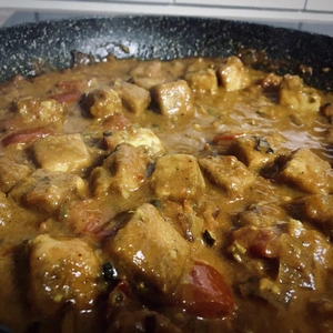 Nahaufnahme vom kochenden Curry in einer Pfanne.
