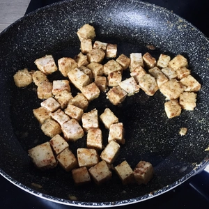 Tofu würfel welche in einer Pfanne gebraten werden