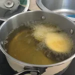 Maistaller in einem Topf mit kochenden Öl