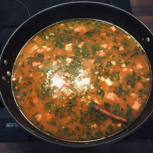 Wokpfanne mit der kochender Suppe