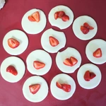 Runde Teigböden belegt mit halbierten Erdbeeren