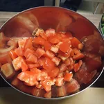 Klein geschnittene Tomaten in einer melatischen Schüssel